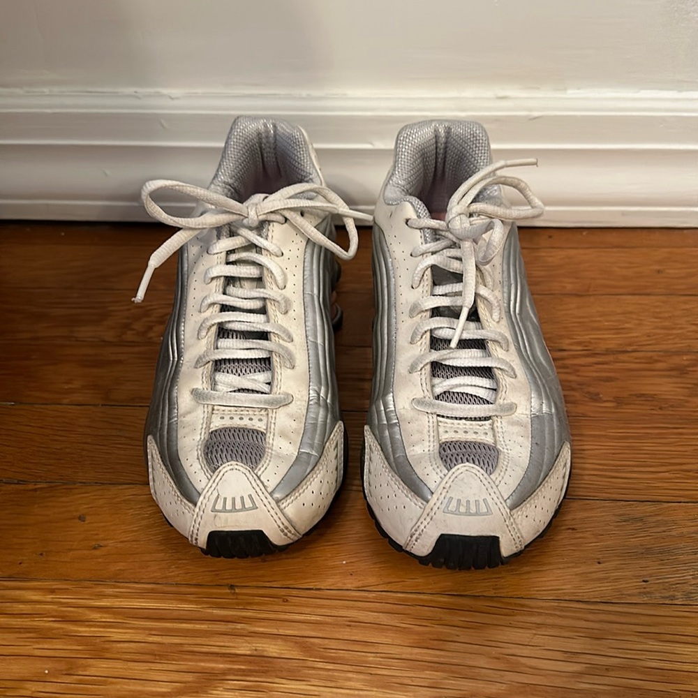 Nike Shox R4 Woman’s Sneaker / Color:  White, Silver, Pink Size 7